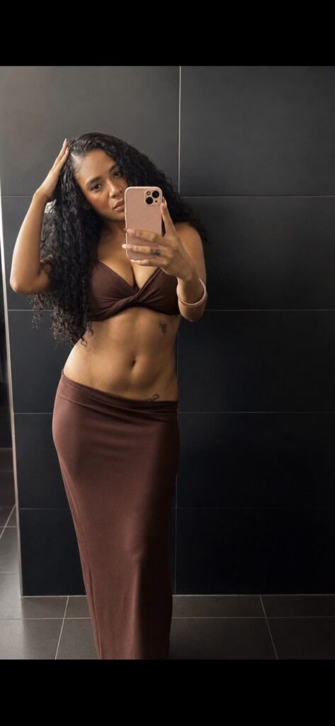 Alexa, una escort, si scatta un selfie sfoggiando un completo a due pezzi su Velazquez24 Alexa, una escort, si scatta un selfie sfoggiando un completo a due pezzi su Velazquez24