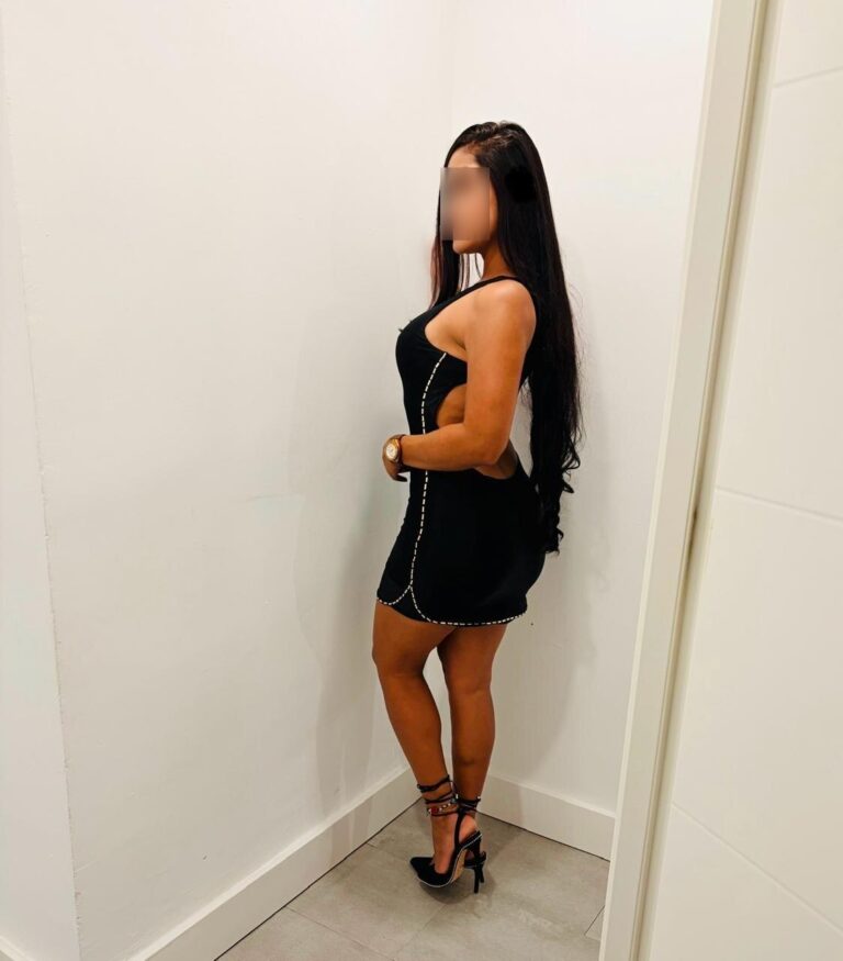22 Jahre alter escort Eva trägt ein rotes Kleid in Málaga