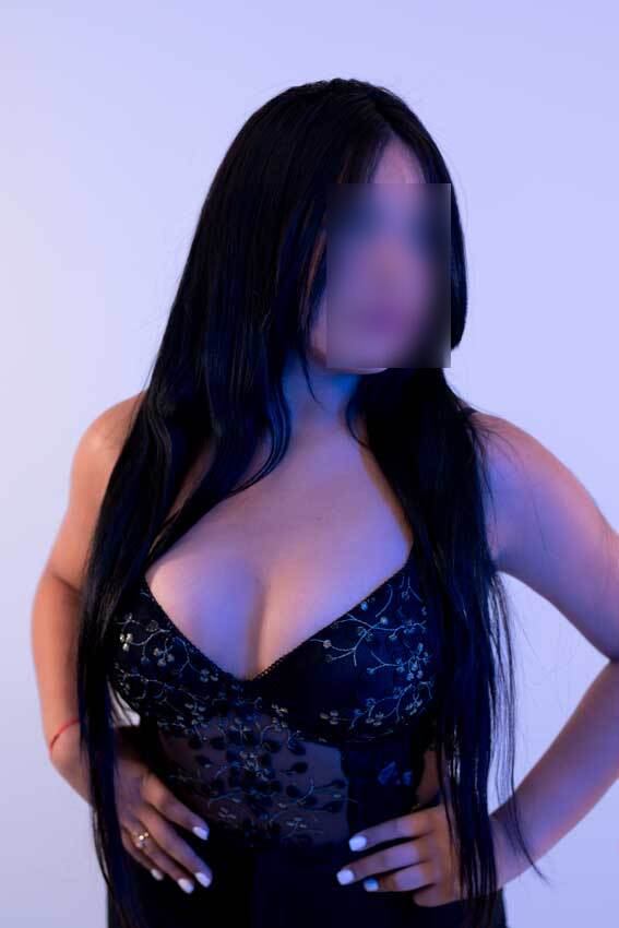 Natasha, acompañante de 28 años posa con las manos en la cintura en Malaga