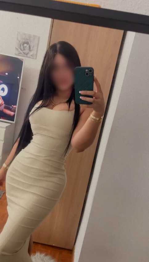 Natasha, escort se toma una selfie en vestido en Malaga Natasha, escort se toma una selfie en vestido en Malaga