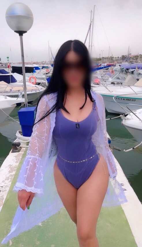 Natasha, che figata, sfoggia un costume intero a Malaga