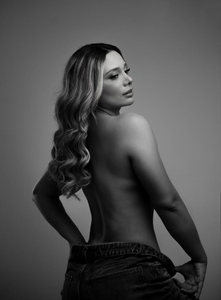 Paula, een escort, laat een zwart-witfoto van zichzelf maken in Malaga Paula, een escort, laat een zwart-witfoto van zichzelf maken in Malaga