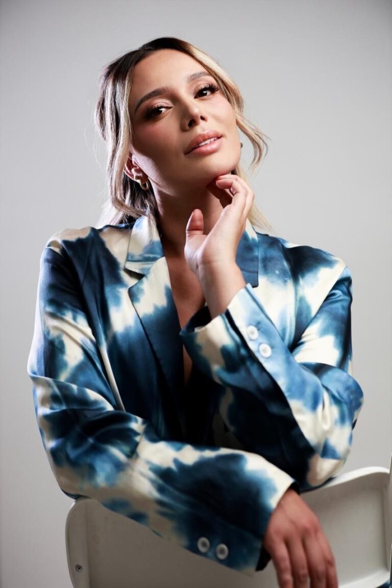 Paula, une escort de 27 ans, porte une veste de style blazer à motifs sur Velazquez24 Paula, une escort de 27 ans, porte une veste de style blazer à motifs sur Velazquez24
