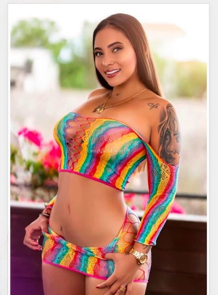 Samantha, puta de 24 años posa en top con transparencias de colores en Malaga