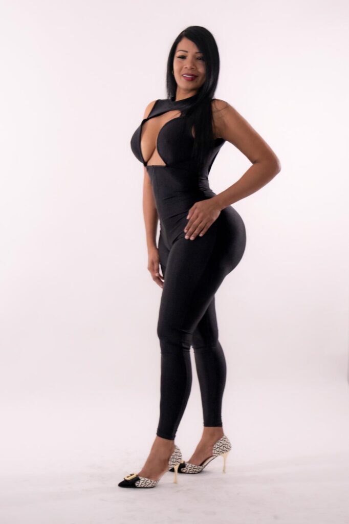 La escort 35enne Sara posa con una mano sulla vita a Malaga La escort 35enne Sara posa con una mano sulla vita a Malaga