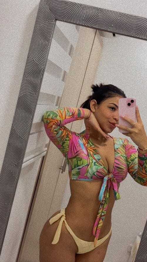 Tokyo-accompagnatrice-posant-en-bikini-à-Málaga