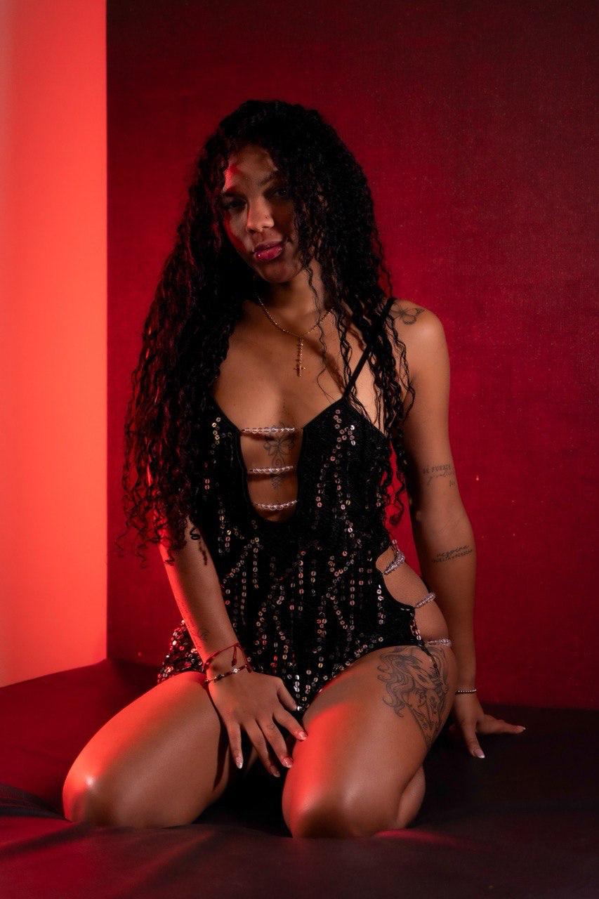 Valery escort a Malaga con un abito nero a Velazquez24