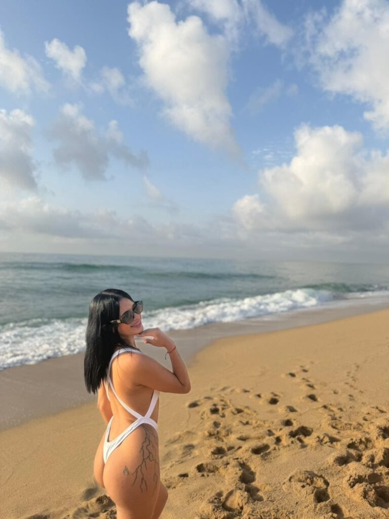 Amanda, eine Begleitdame, spaziert im Bikini an den Stränden von Malaga entlang Amanda, eine Begleitdame, spaziert im Bikini an den Stränden von Malaga entlang