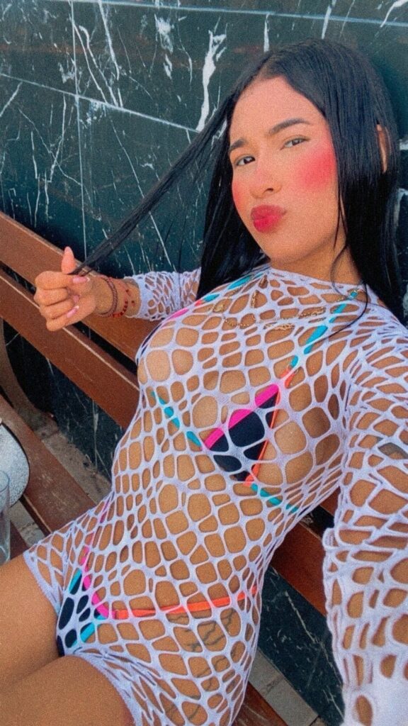 Amanda, eine 23-jährige escort-Dame, lässt sich in Malaga im Bikini und in einer Badehose fotografieren Amanda, eine 23-jährige escort-Dame, lässt sich in Malaga im Bikini und in einer Badehose fotografieren