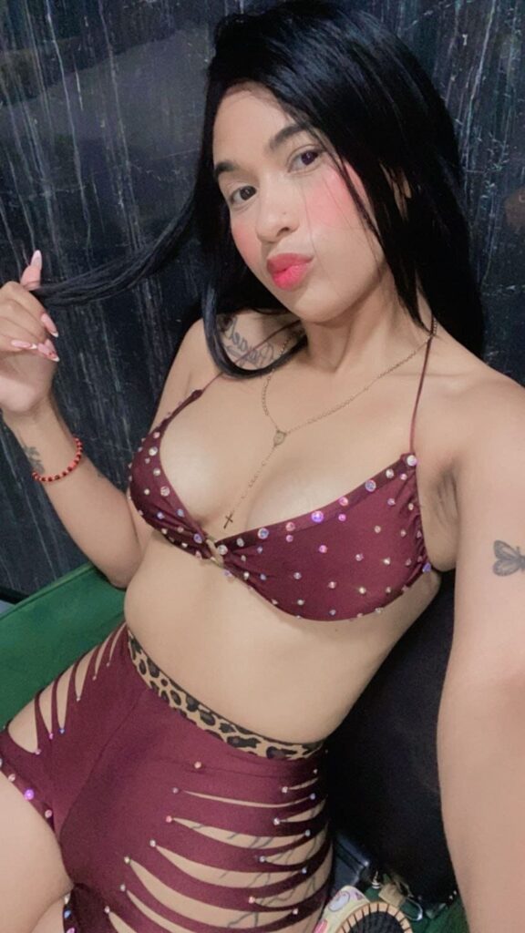 Amanda, eine 23-jährige escort-Dame, macht in Malaga ein Selfie, auf dem sie einen zweiteiligen Bikini trägt Amanda, eine 23-jährige escort-Dame, macht in Malaga ein Selfie, auf dem sie einen zweiteiligen Bikini trägt