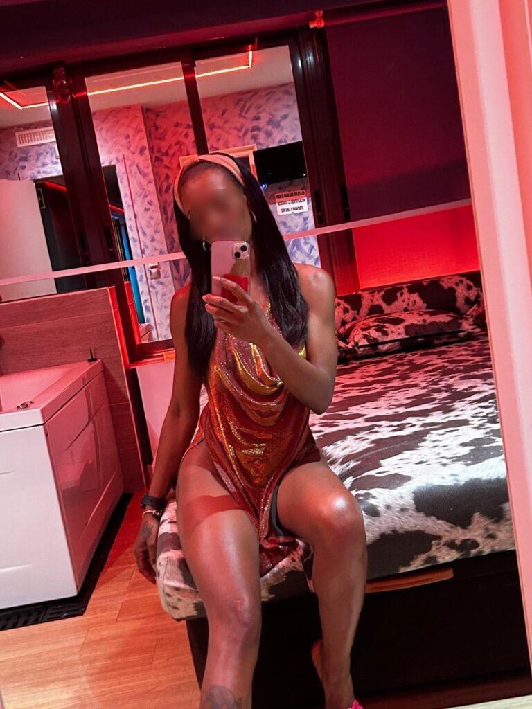 Amber, une escorte de 35 ans, se prend en photo devant le miroir sur Velazquez24 Amber, une escorte de 35 ans, se prend en photo devant le miroir sur Velazquez24