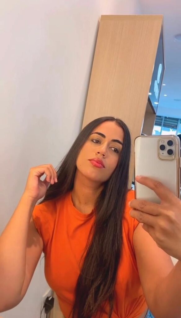 Bruna escort de 28 años con cabellera lacio y largo en Velazquez24