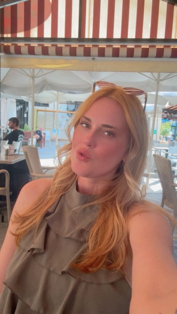 Bruna, une escort de 34 ans, prend un selfie dans un restaurant de Malaga