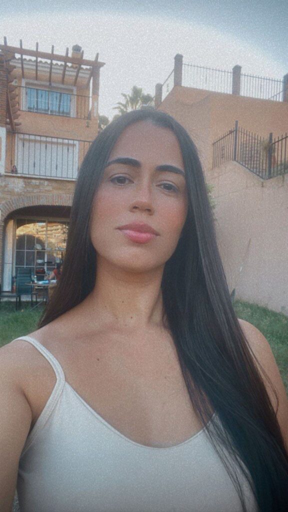 Bruna puta en Málaga de 28 años se toma una selfie