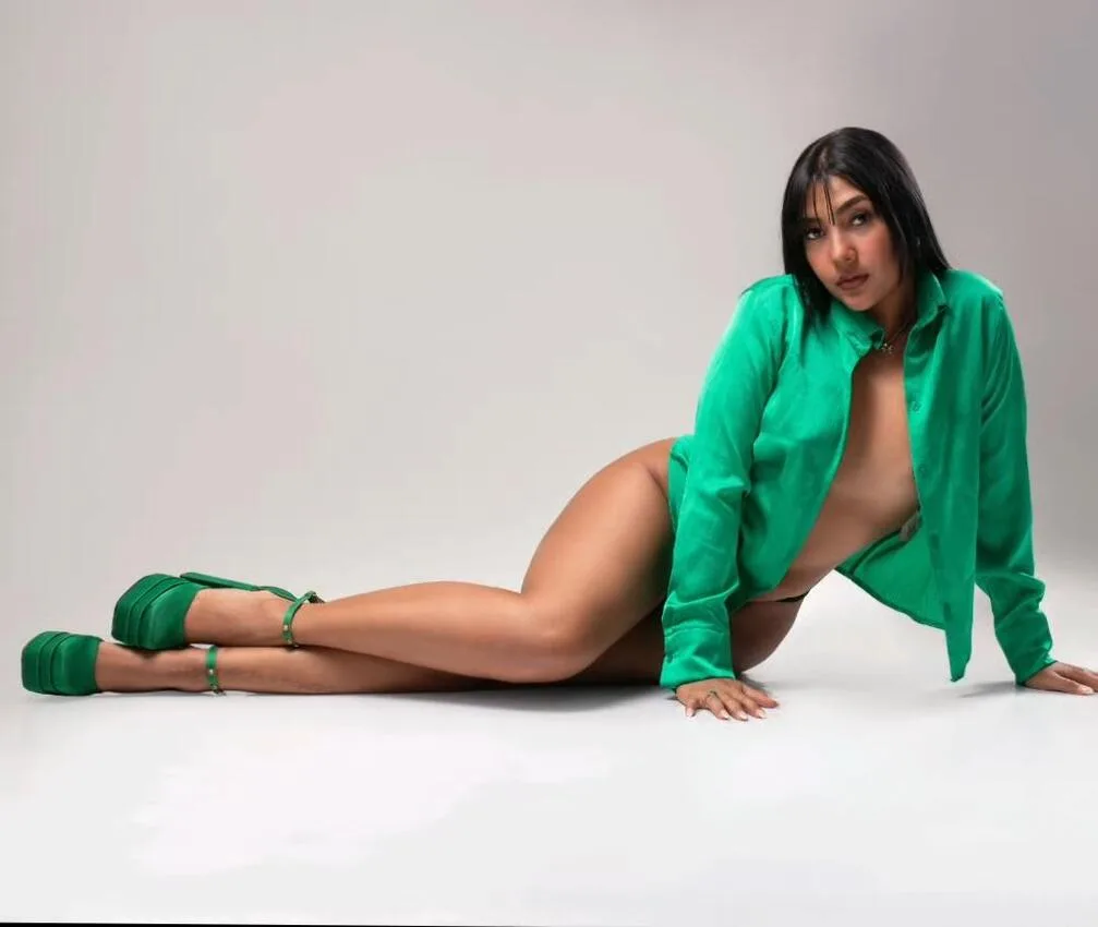 Cielo, 22 år gammel escort, poserer for Velazquez24 i skjorte og høye hæler.