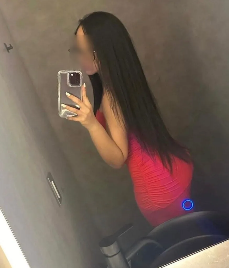 Monica, een escortdame, neemt een selfie in een toilet in Malaga Monica, een escortdame, neemt een selfie in een toilet in Malaga