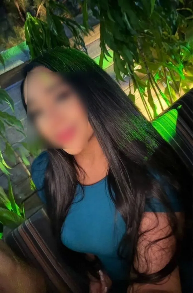 Monica, een 25-jarige escortdame, maakt een selfie in een bar in Malaga Monica, een 25-jarige escortdame, maakt een selfie in een bar in Malaga