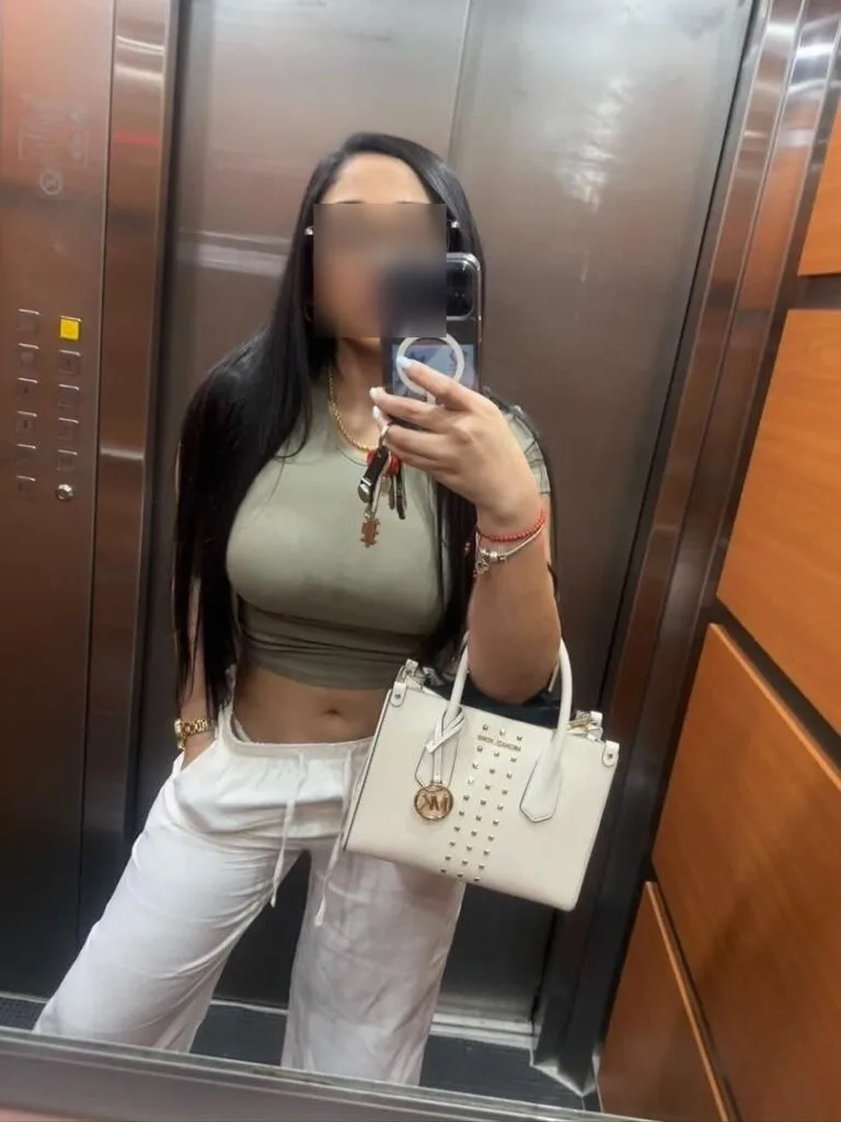 Monica, een escort, neemt een foto van zichzelf in de lift van een hotel in Malaga Monica, een escort, neemt een foto van zichzelf in de lift van een hotel in Malaga
