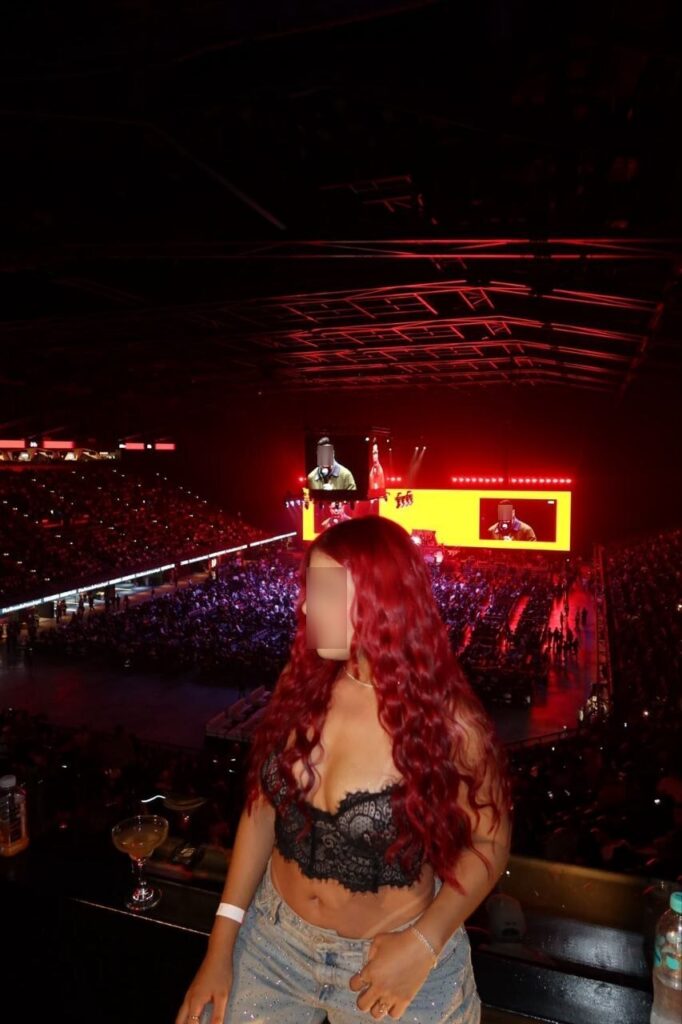 Rubi, escort de 21 años con su melena larga y ondulada de un intenso color rojo en Malaga