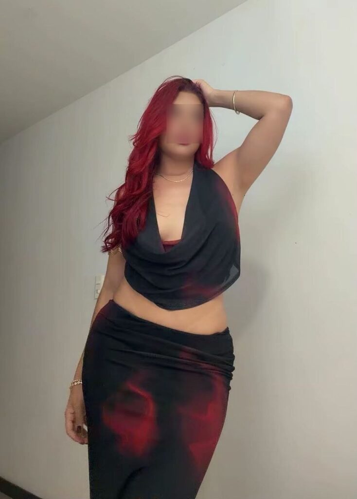 Rubi, escort posa con un conjunto de falda larga y top negro en Malaga