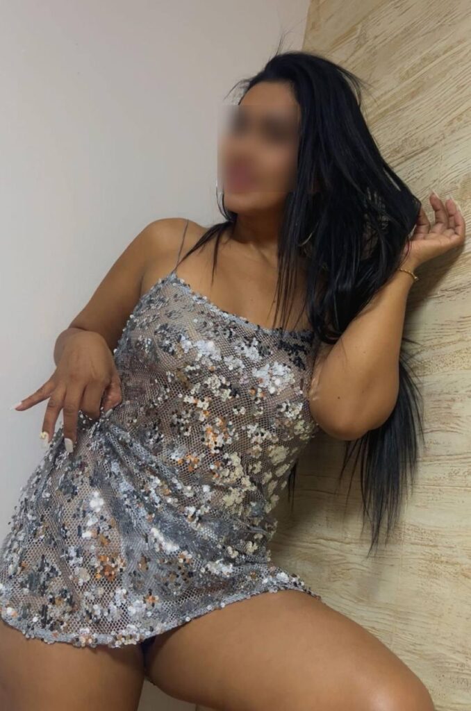 Anna escort girl pose souriante en robe à Malaga