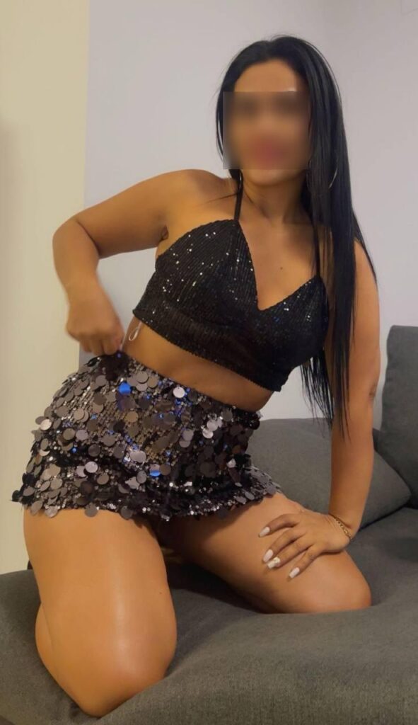Anna, escort de 30 ans, porte une jupe à paillettes à VELAZQUEZ24