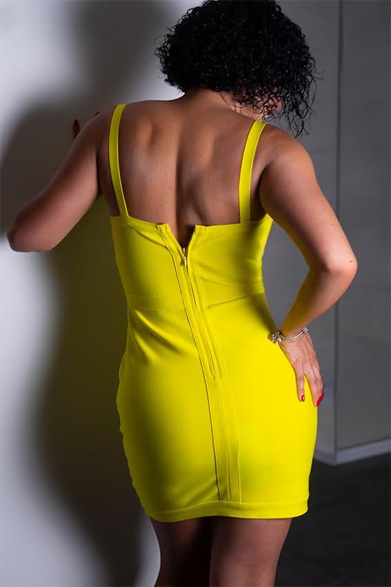 Luna, puta brasileña con 28 años posa de espalda en vestido amarillo en Malaga Luna, puta brasileña con 28 años posa de espalda en vestido amarillo en Malaga