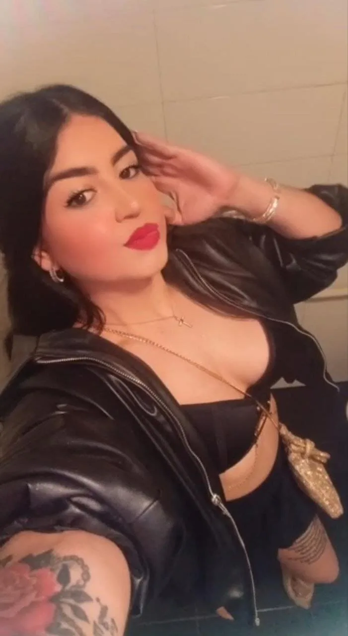 Sarah, acompañante de 26 años se toma una foto luciendo sus labios rojo en Velazquez24 Sarah, acompañante de 26 años se toma una foto luciendo sus labios rojo en Velazquez24