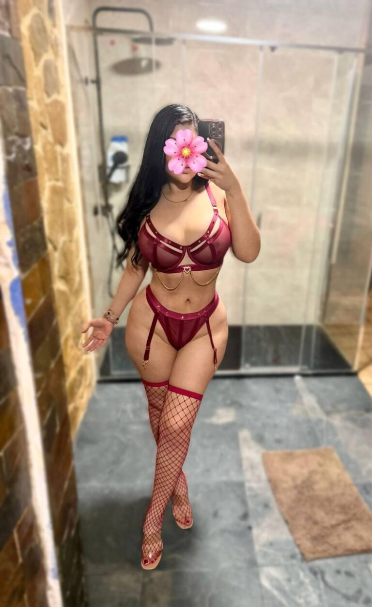 Sarah escort gaat op de foto in de badkamer in Lingerie bij Velazquez24
