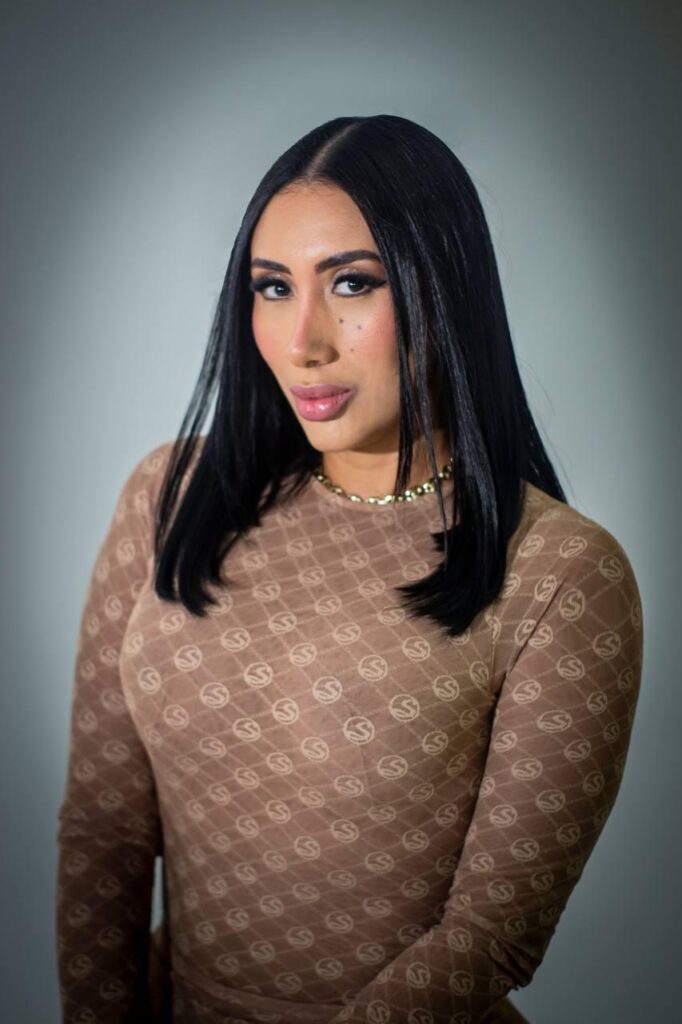 Die 34-jährige Prostituierte Alizon posiert mit starkem Make-up für Velazquez24 Die 34-jährige Prostituierte Alizon posiert mit starkem Make-up für Velazquez24