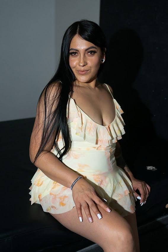 Eimmi puta de 32 años posa sentada con cabello largo y liso en Málaga