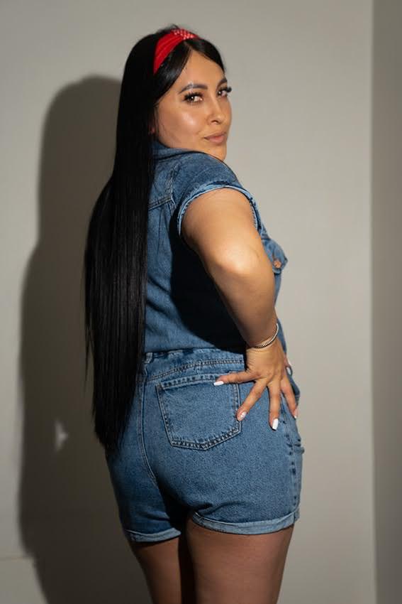 Eimmy chica de compañía de 32 años posa de espalda con cabello largo en Málaga