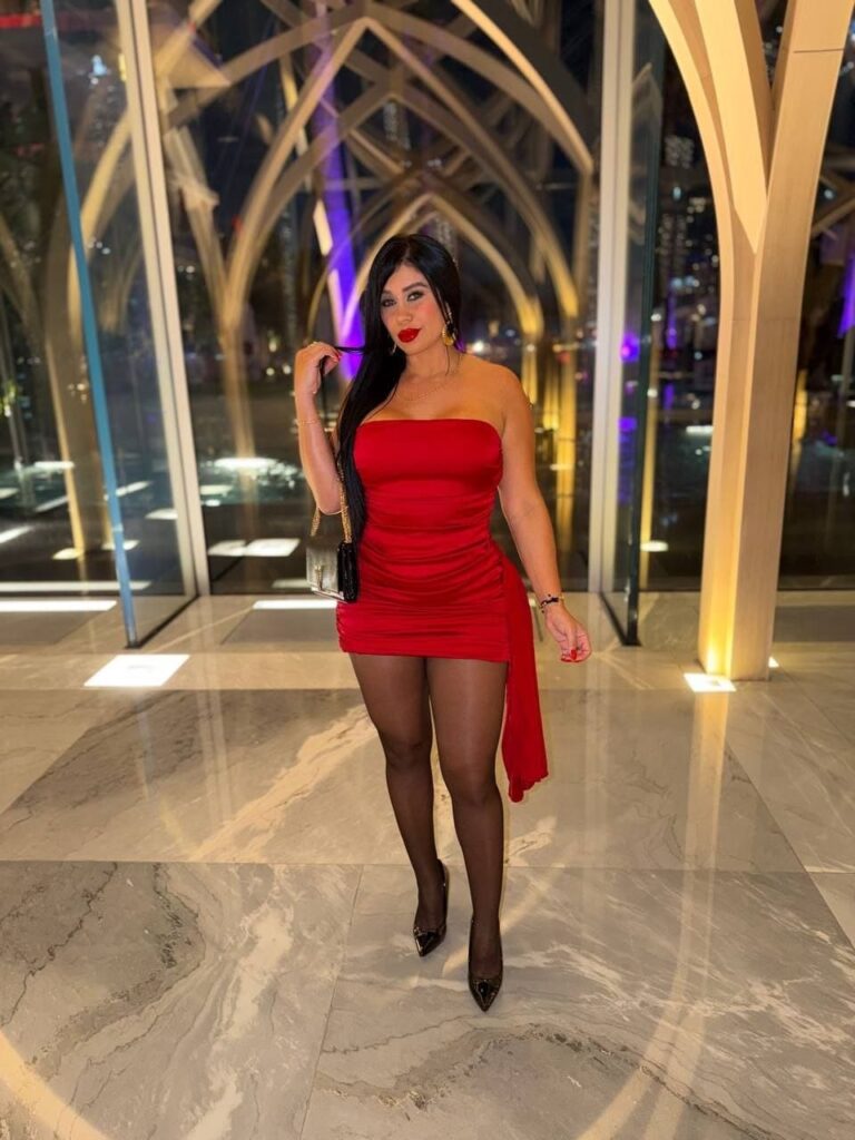 Victoria escort in Málaga posiert vor einem mit Aufklebern verzierten Spiegel. Victoria escort in Málaga posiert vor einem mit Aufklebern verzierten Spiegel.