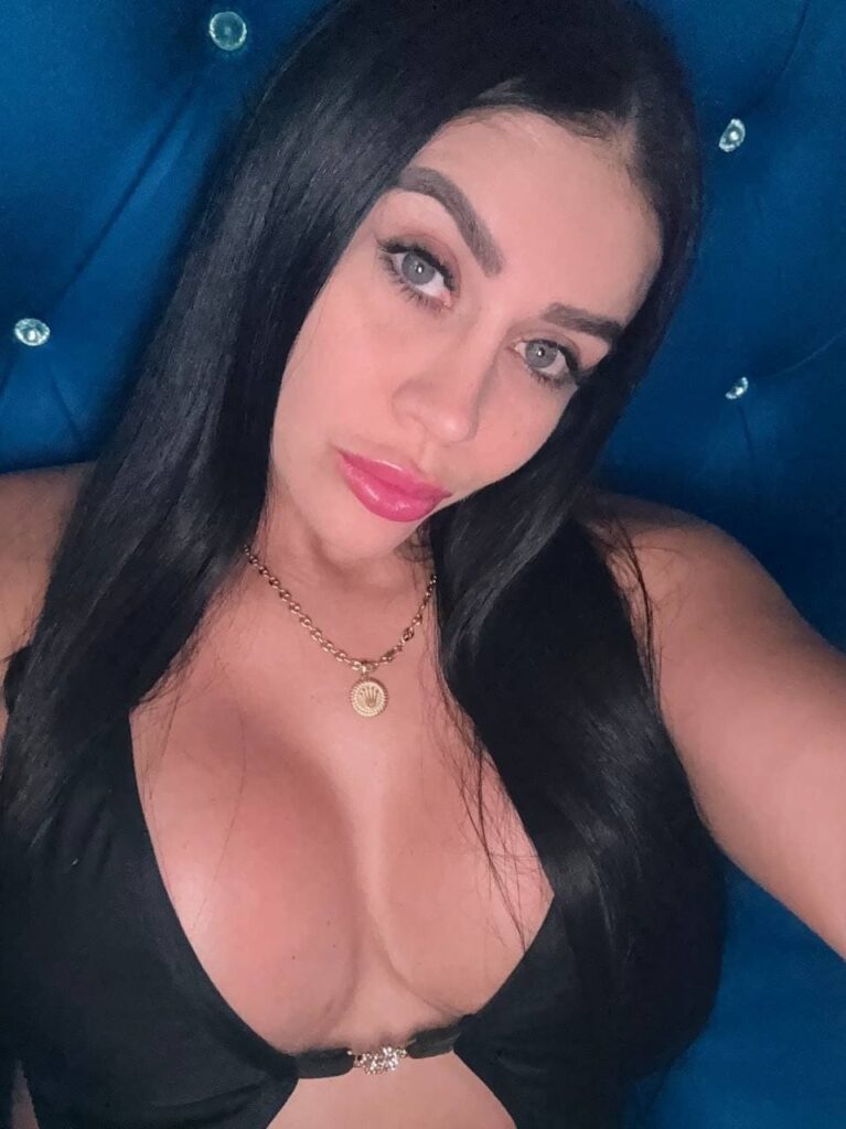 Victoria escort girl trägt ein Minikleid vor einem Spiegel in Velazquez24 Victoria escort girl trägt ein Minikleid vor einem Spiegel in Velazquez24