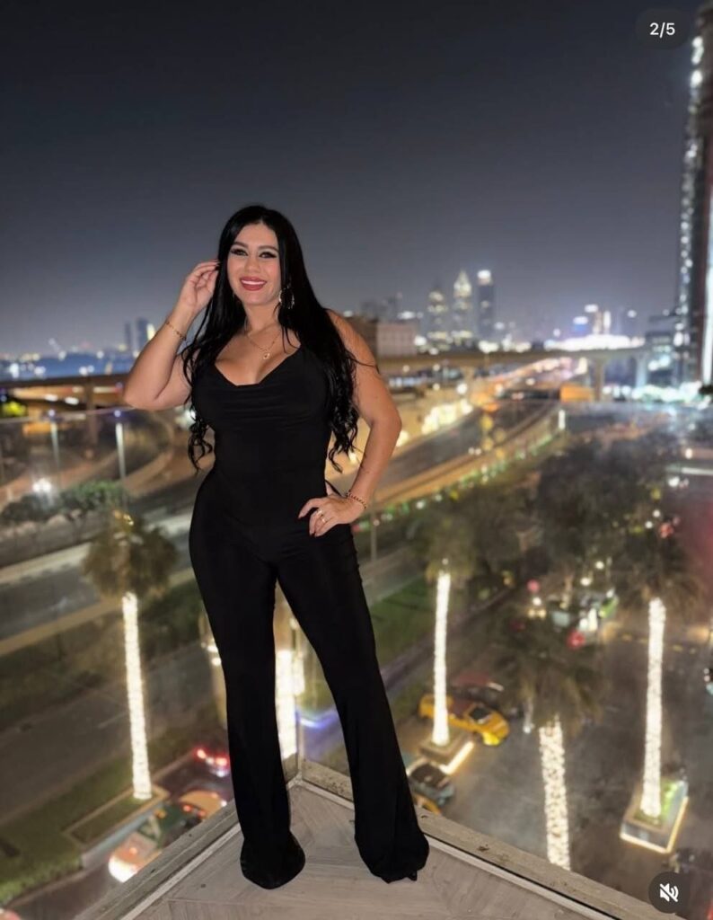 Victoria escort trägt ein langes und enges rotes Kleid in Málaga Victoria escort trägt ein langes und enges rotes Kleid in Málaga