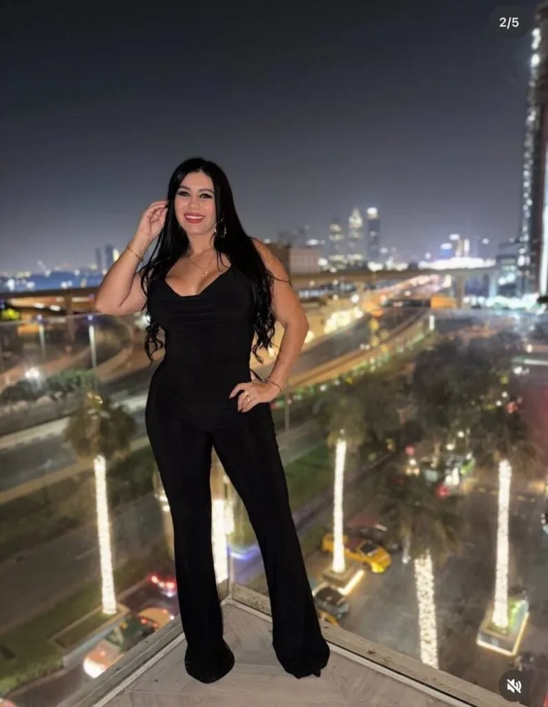 Victoria escort draagt een lange en strakke rode jurk in Málaga Victoria escort draagt een lange en strakke rode jurk in Málaga