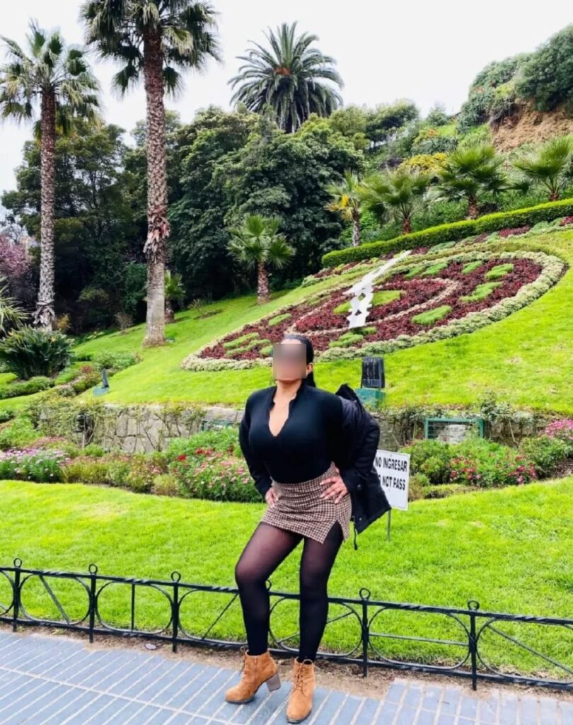 Alba, escort girl en miniforce et bottines à Malaga