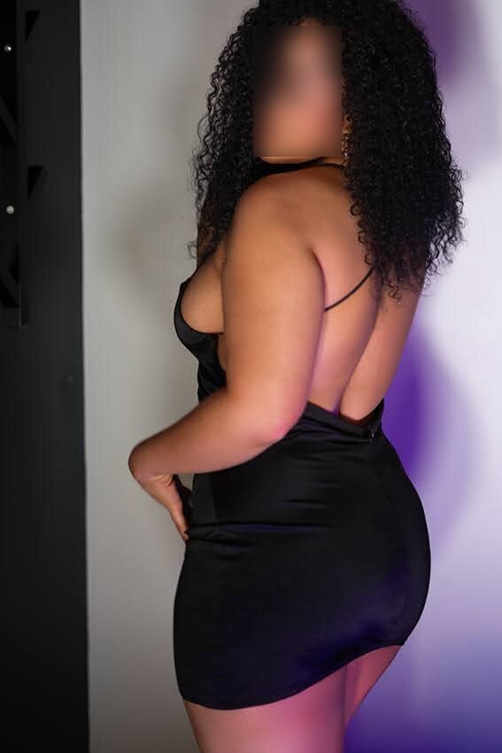 Britany, acompañante tiene un vestido corto negro en Malaga con 25 años
