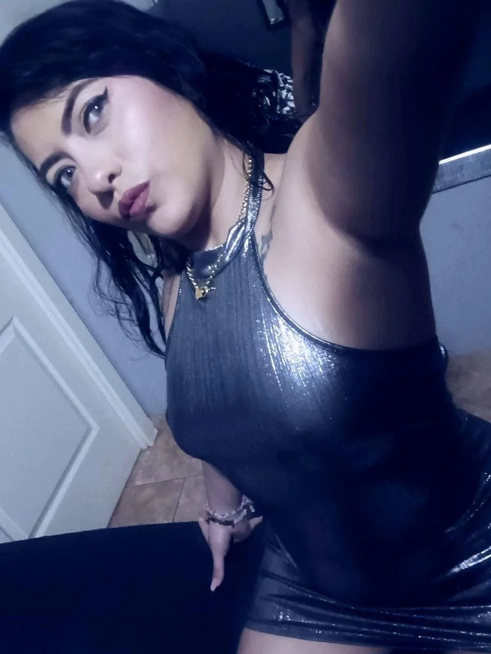 Camila, prostituta in posa con un abito grigio metallizzato a 28 anni a Málaga