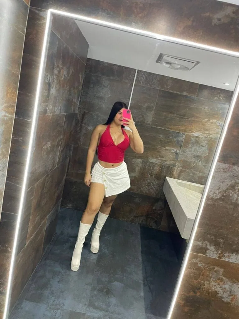 Dulce, escort di 24 anni che indossa un top rosso e una minigonna a Velazquez24