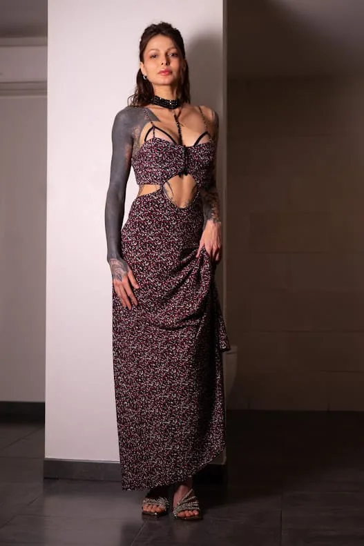 Alicia, escort trägt eine schwarze Halskette und silberne Sandalen vervollständigen ihr Outfit in Málaga.