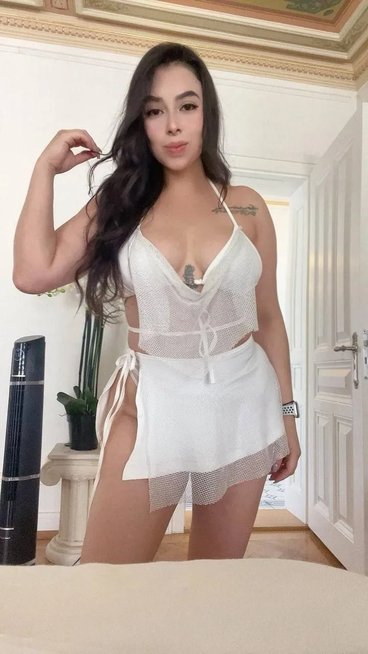 Dulce, escort di 26 anni che indossa un set 2 pezzi bianco a Málaga