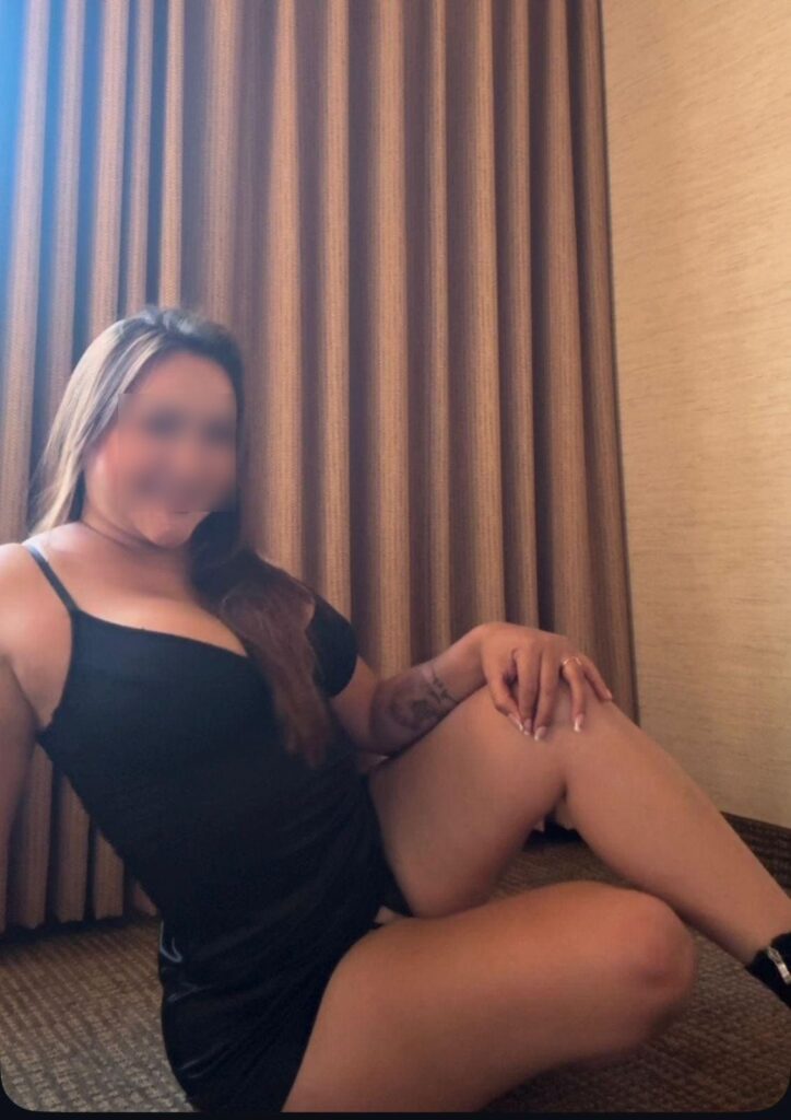 Emma, escort poses seated with one hand on her knee in Málaga Emma, escort poses seated with one hand on her knee in Málaga