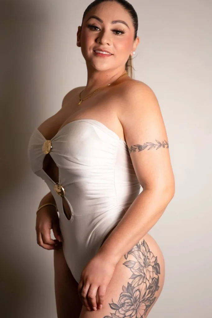 Lina, escort poses in bikini on Velazquez24 with 36 years old Lina, escort poses in bikini on Velazquez24 with 36 years old