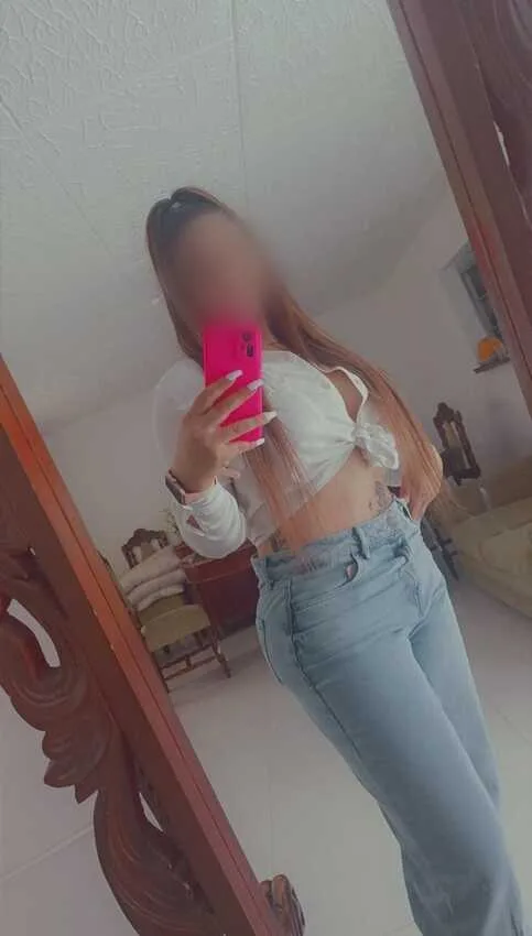 Lina escort poses for a selfie in front of a mirror in Málaga