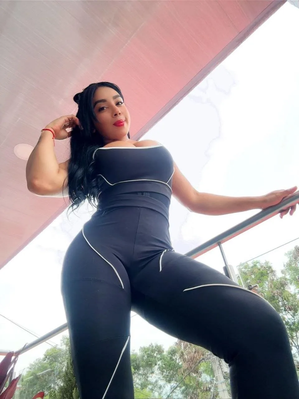 Megan, puta posa desde un ángulo bajo en ropa deportiva en Málaga