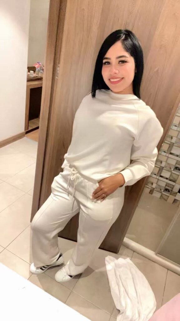 Chloe, chica de compañía de 25 años, posa sonriente para Velazquez24