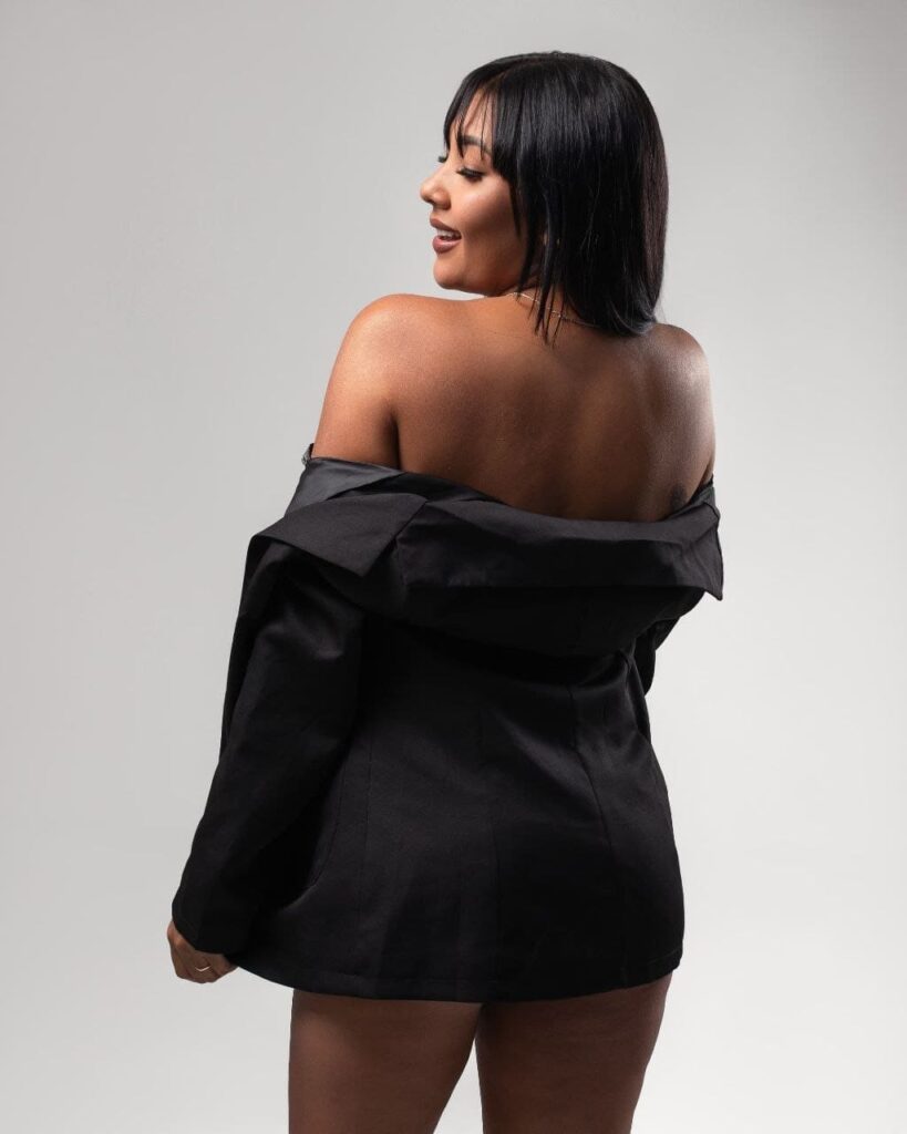 Cielo, a 22-year-old escort, is wearing an unbuttoned, slouchy black blazer in Malaga Cielo, a 22-year-old escort, is wearing an unbuttoned, slouchy black blazer in Malaga
