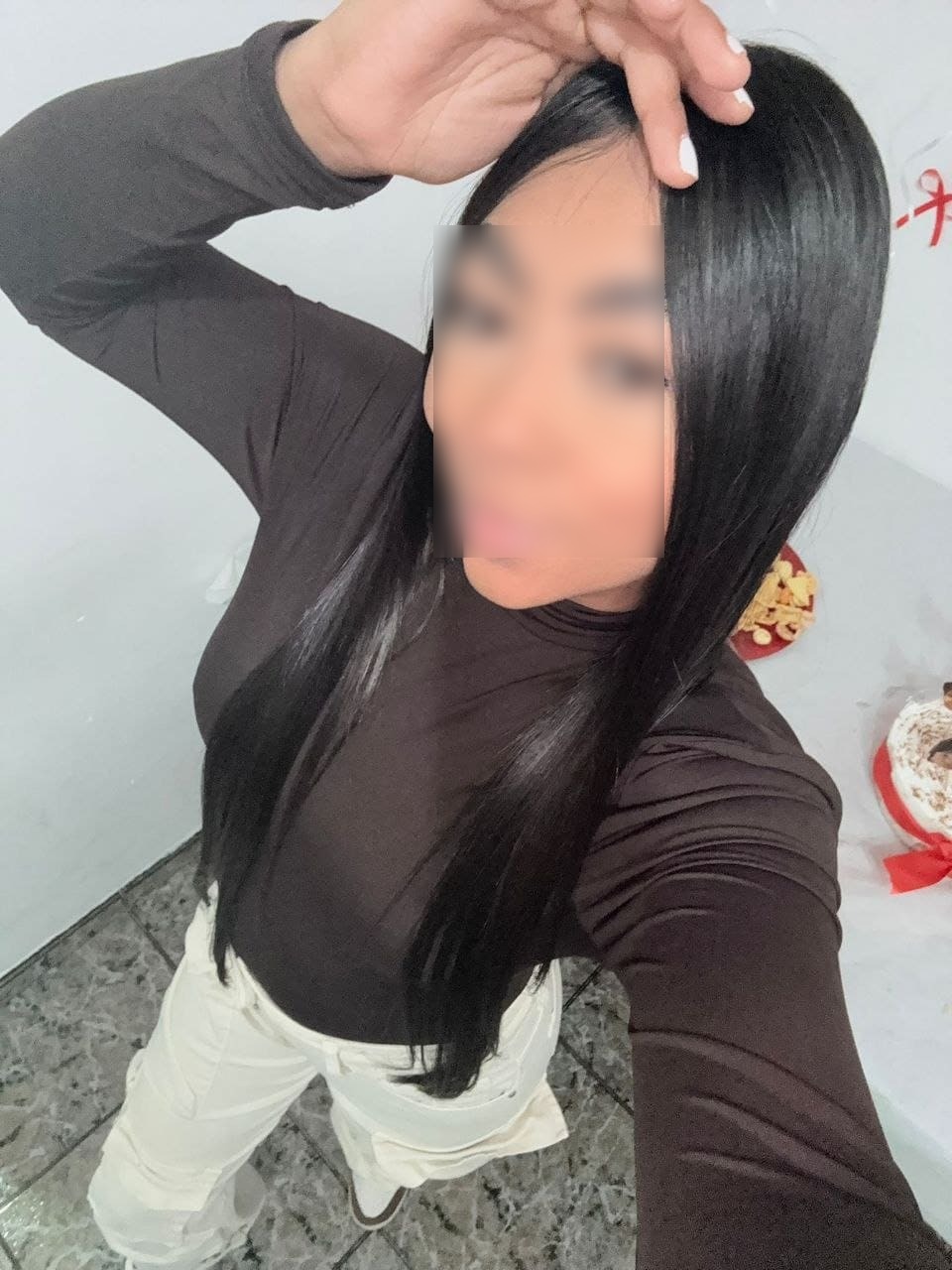 Macarena, posa para escorts Malaga luciendo su cabello negro
