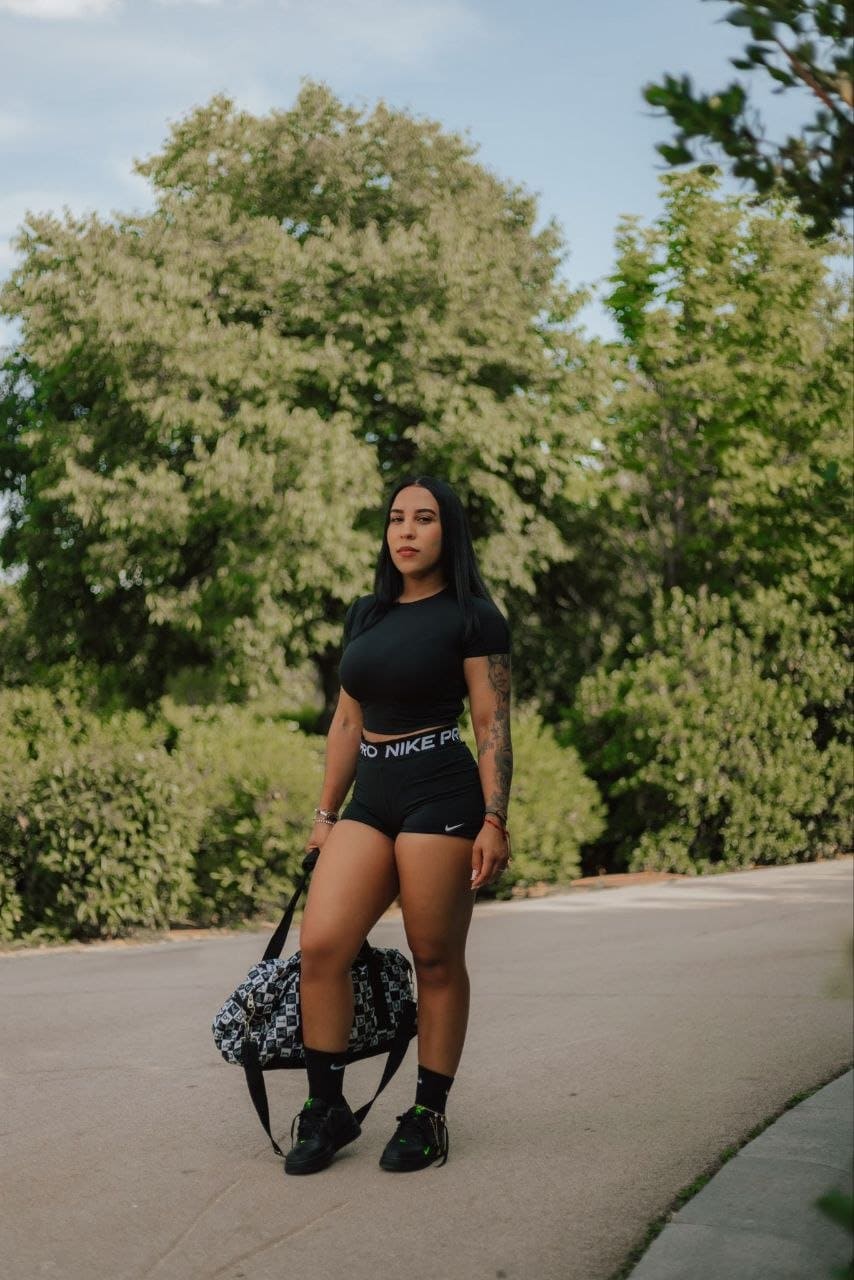 Nicol, escort luce camiseta, shorts nike, calcetines y zapatillas negras en Malaga